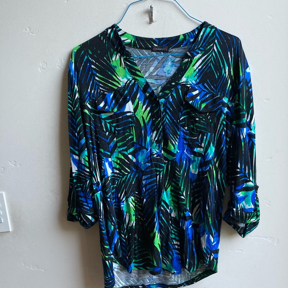 Women’s top, great color, good used condition